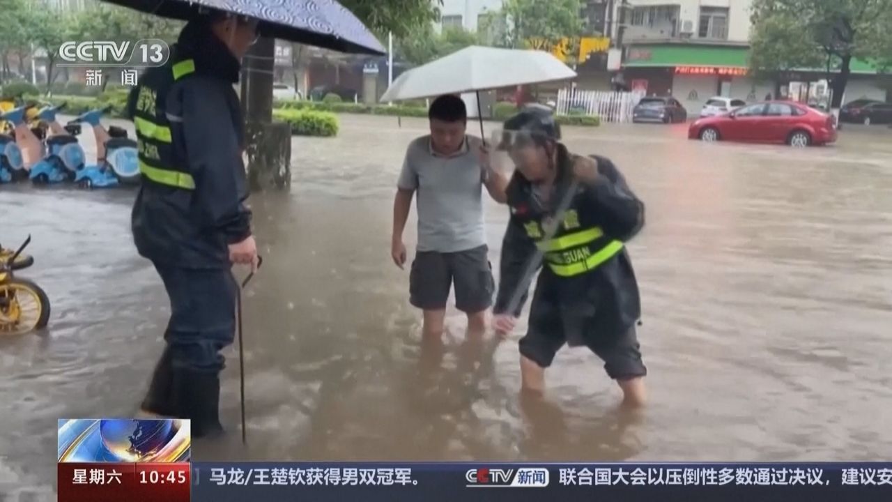 Überschwemmungen in China: Wasser bis zu einem Meter hoch