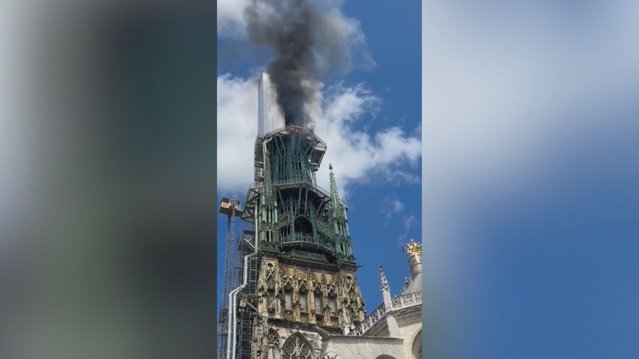 Brand in Frankreich: Feuer im Turm der historischen Kathedrale von Rouen