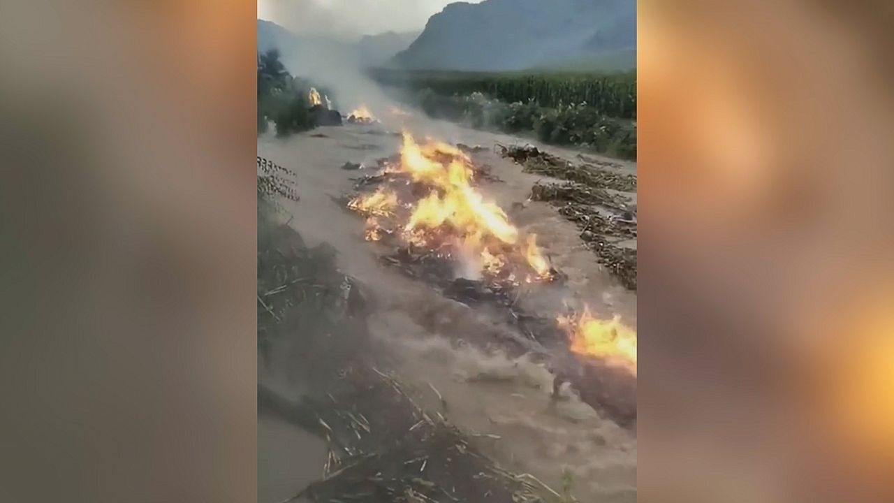 Feuer auf dem Wasser: Fluss scheint in Flammen zu stehen
