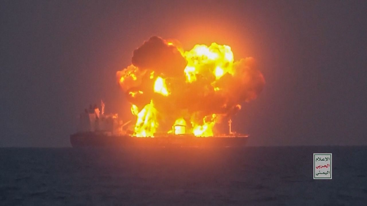 Tanker nach Huthi-Angriff explodiert: Im Roten Meer droht Ölkatastrophe