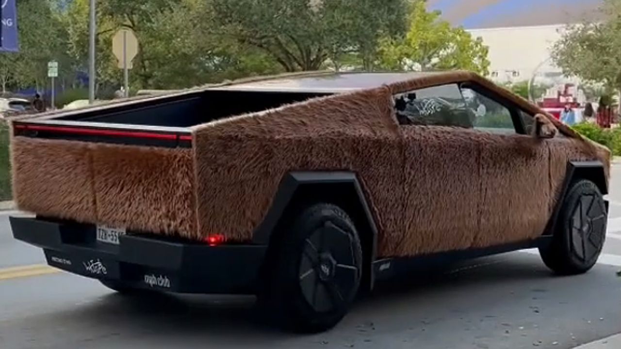 Ganz schön kuschelig: Cybertruck mit Fell fährt durch Miami