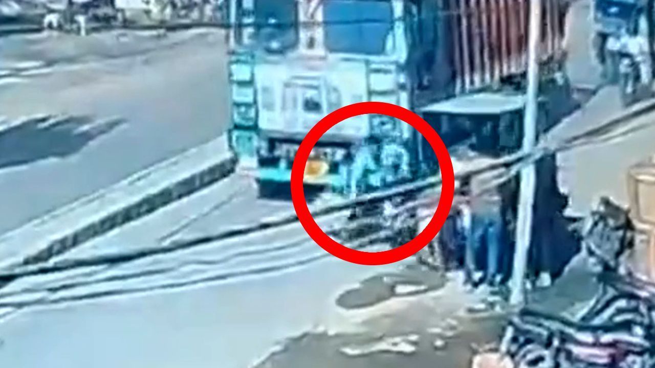 Lkw rechts überholt: Motorradfahrer hat bei Kollision unglaubliches Glück