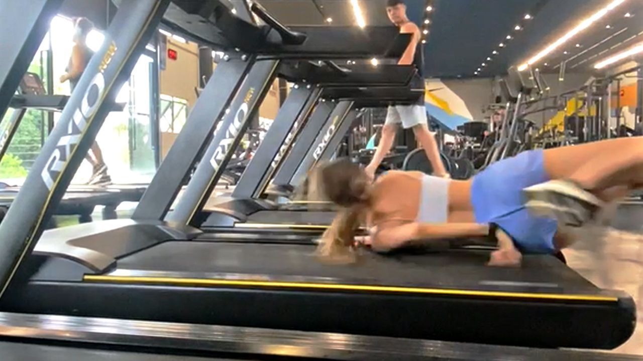 Junge Frau will sich im Fitnessstudio filmen und lernt wichtige Lektion