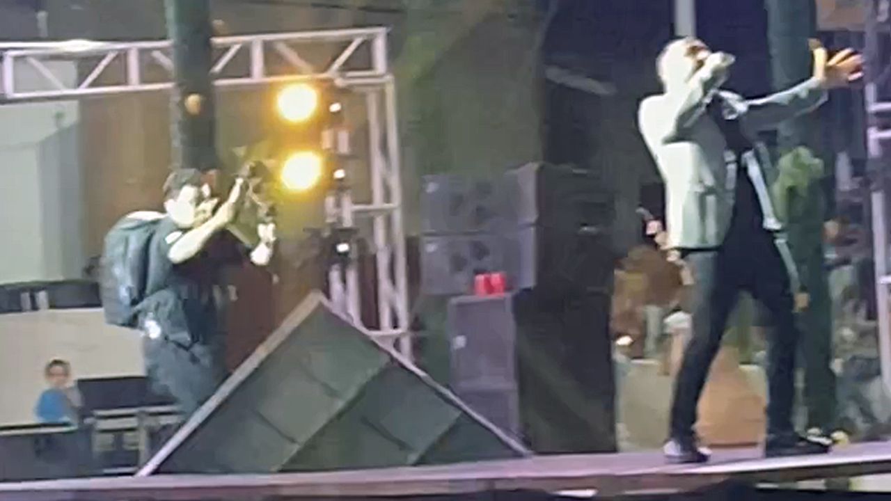 Video: Mexikanischer Komiker rennt über die Bühne – Kameramann hat weniger Glück