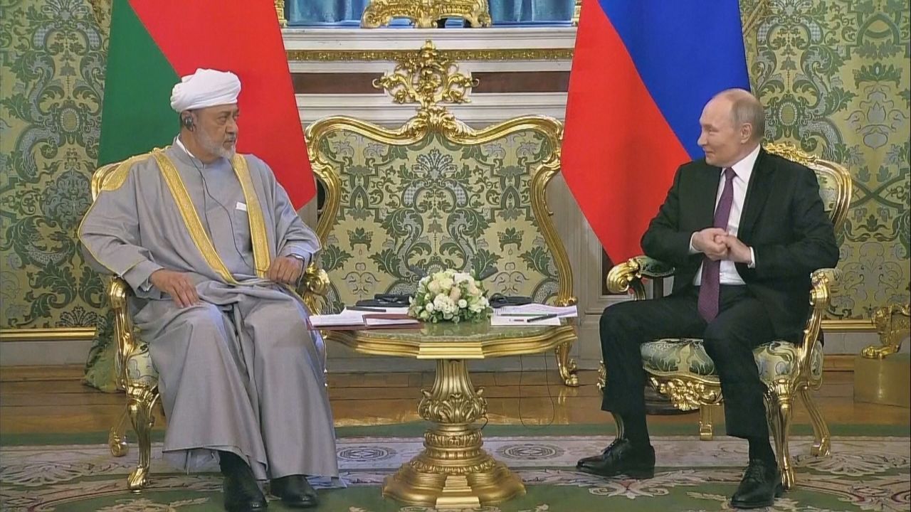 Video: Erstes Treffen seit 1985: Putin trifft Sultan von Oman in Moskau
