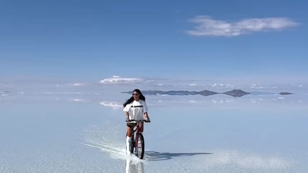 Video: Radfahren auf dem Himmel: Salzbecken sorgt für perfektes Spiegelbild