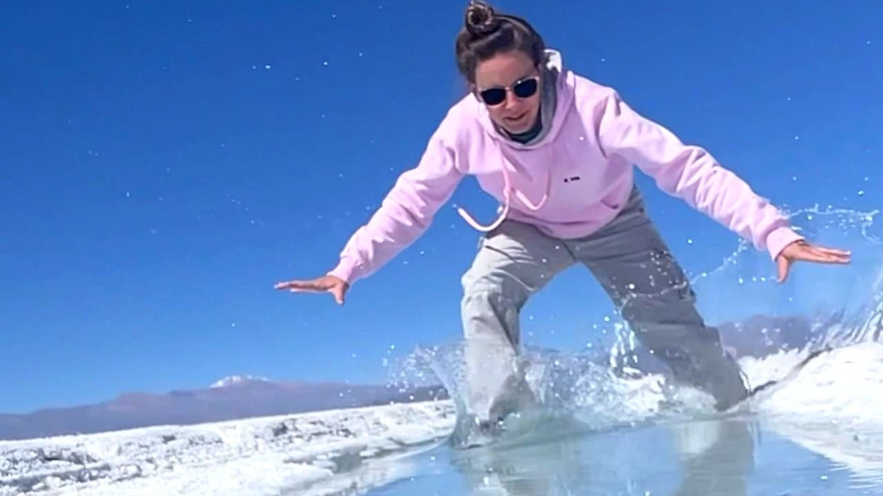 Video: Missgeschick in Zeitlupe: Sprung über Wasserbecken in Salzwüste geht daneben