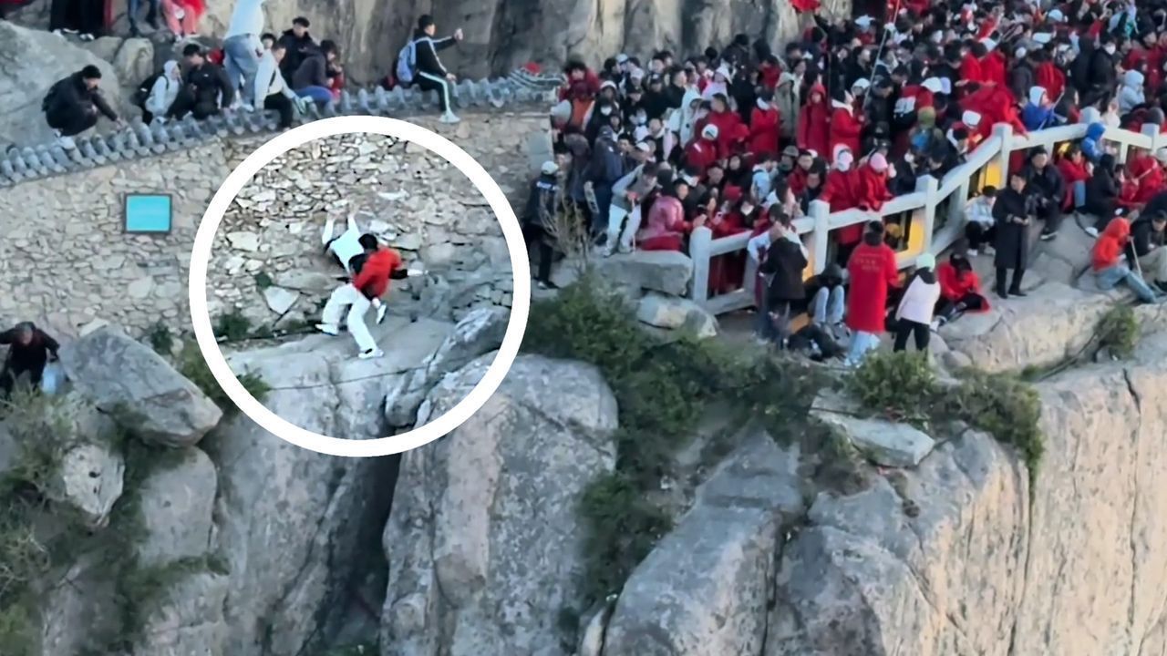 Video: Abkürzung fast tödlich: Paar riskiert an Berg in China alles