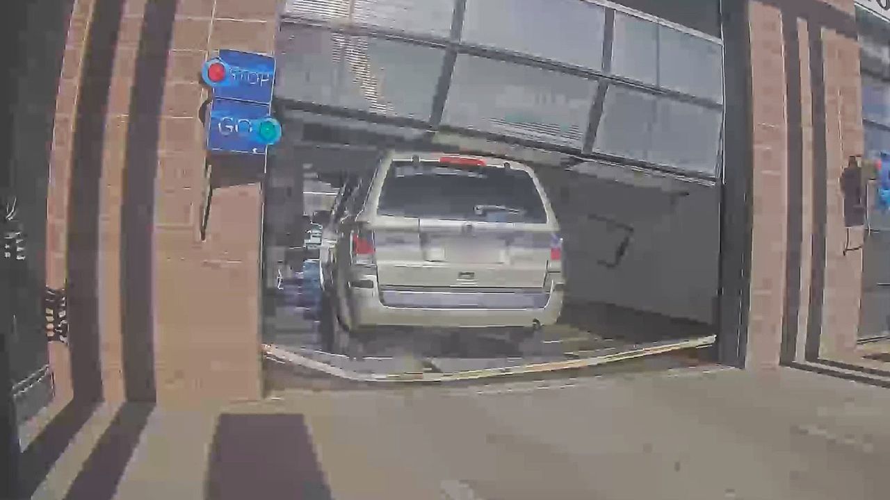 Video: Falsches Pedal erwischt: Autofahrer brettert durch Waschanlage