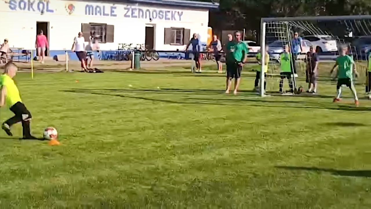 Video: Täuschung gelungen: Fußballknirps sorgt mit frechem Elfmetertrick für Lacher
