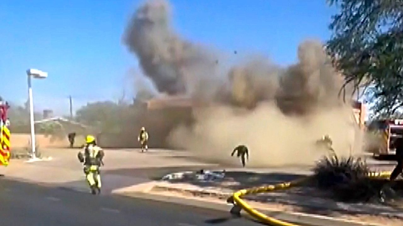 Beinahe-Katastrophe: Brennendes Gebäude stürzt ein – Feuerwehrleute haben Glück