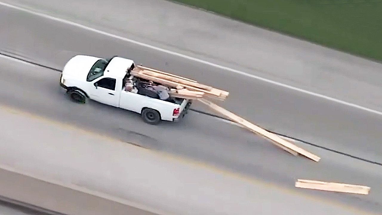 Video: Wilde Verfolgungsjagd in Ohio: Verdächtiger wirft Holzbretter nach Polizisten