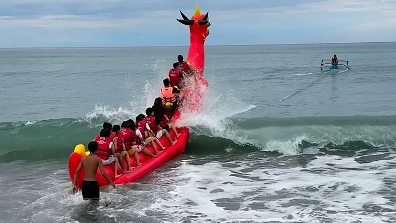 Video: Welle im Anflug: Trip auf Bananenboot endet im Wasser