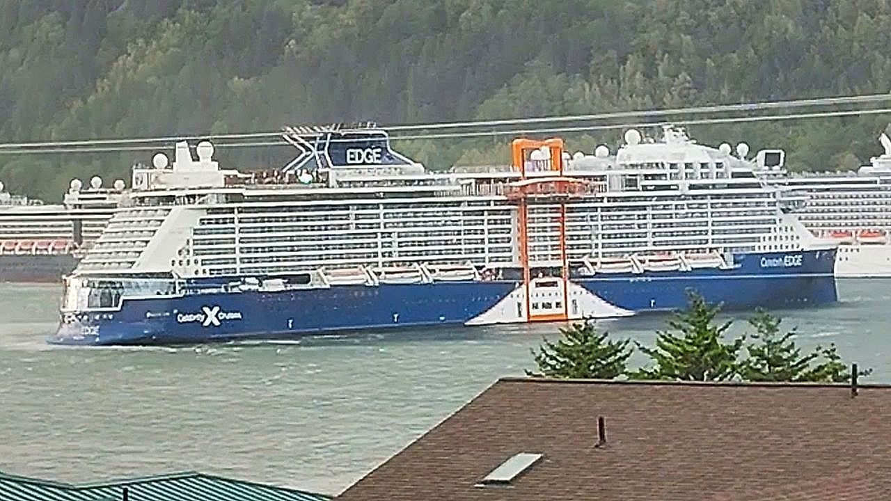 Video: Kreuzfahrtschiff außer Kontrolle: Sturm treibt Luxusliner vom Hafen weg