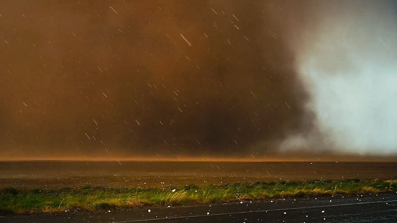 Spektakuläre Nahaufnahme: Massiver Tornado zieht über Texas hinweg