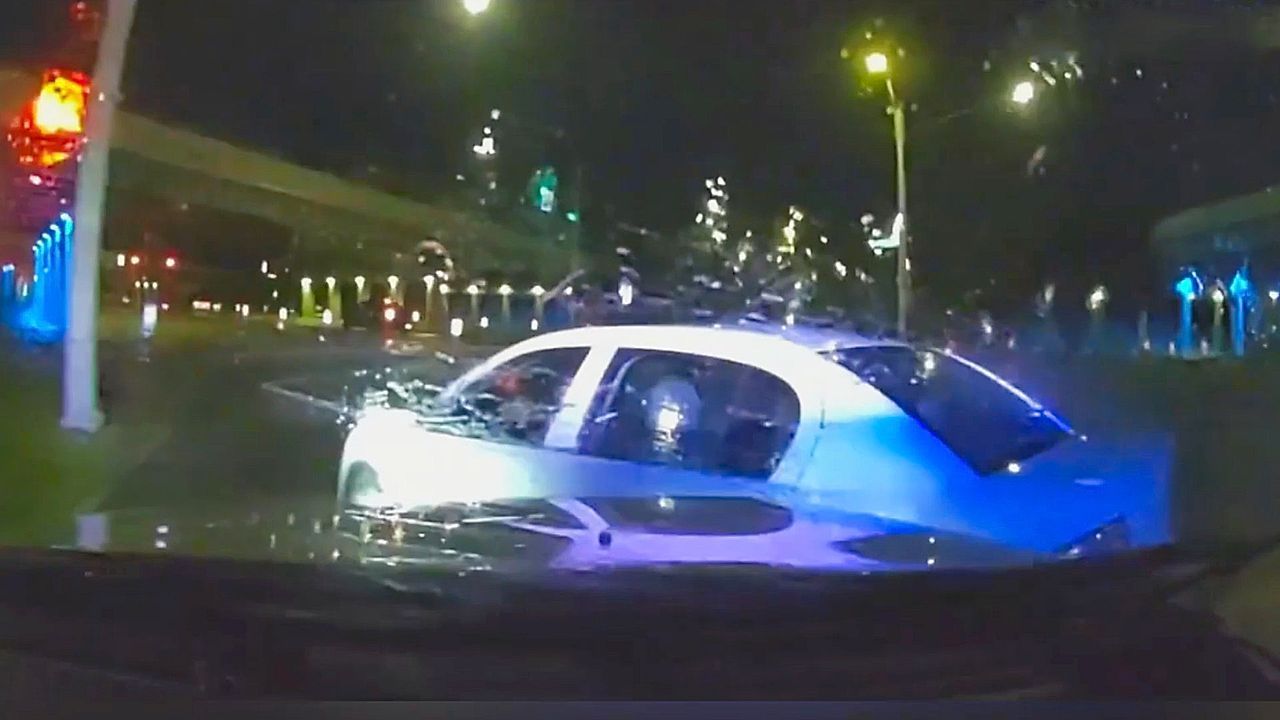 Video: In den Gegenverkehr: Polizei rammt Fluchtauto nach Geisterfahrt in Ohio