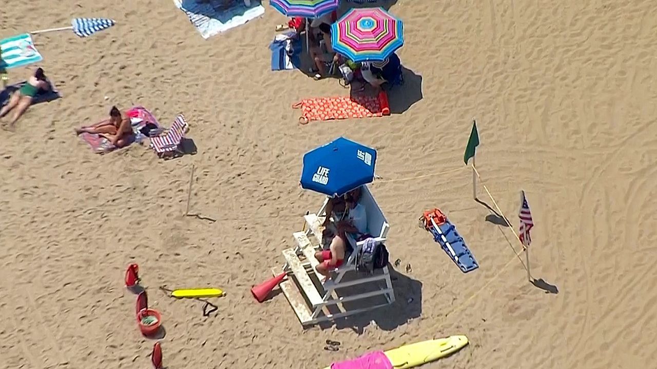 Verrückter Unfall: Sonnenschirm durchbohrt Rettungsschwimmerin in New Jersey