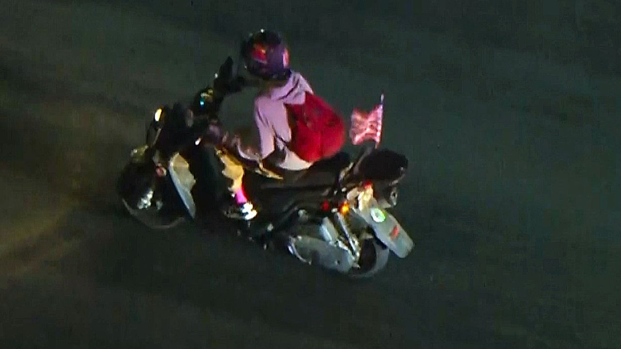 Video: Polizei zum Narren gehalten: Schräge Verfolgungsjagd mit Motorroller endet nach Fahrfehler