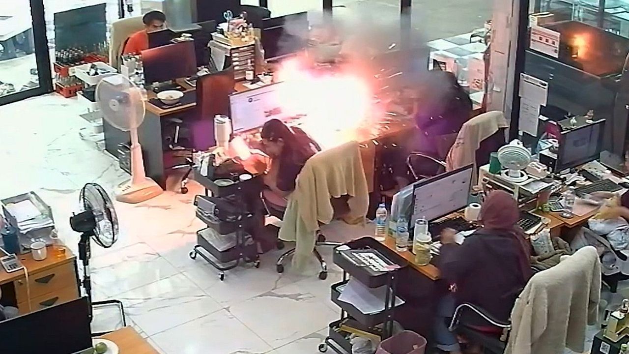 Akku explodiert am Arbeitsplatz: Handy löst Panik im Büro aus