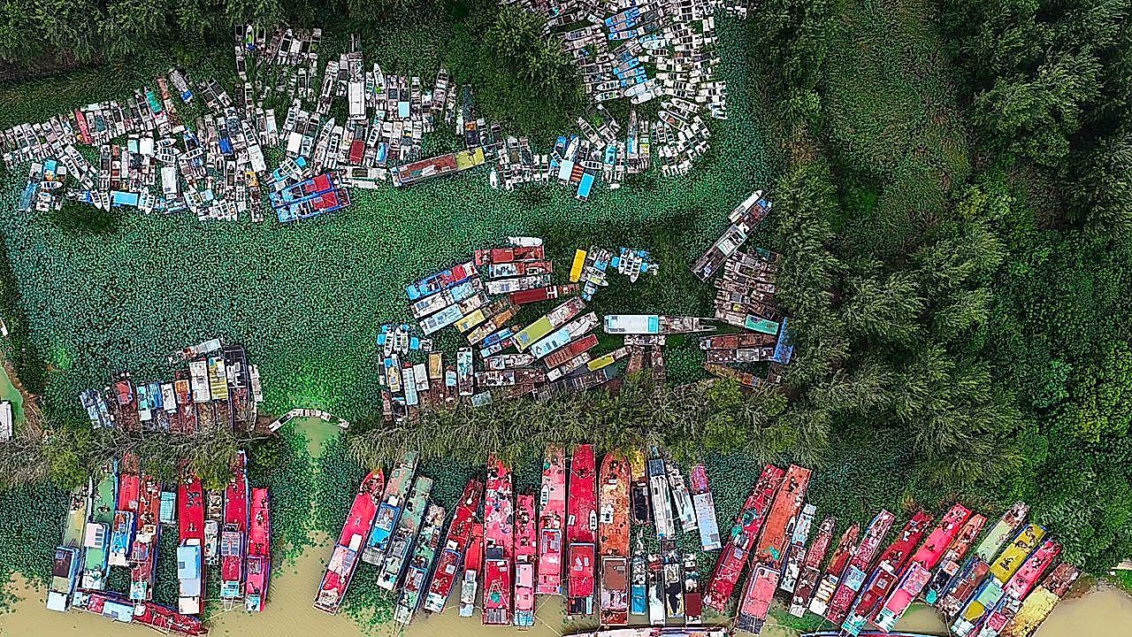 Apokalyptische Szenen: Hunderte Fischerboote verrotten auf chinesischem Fluss