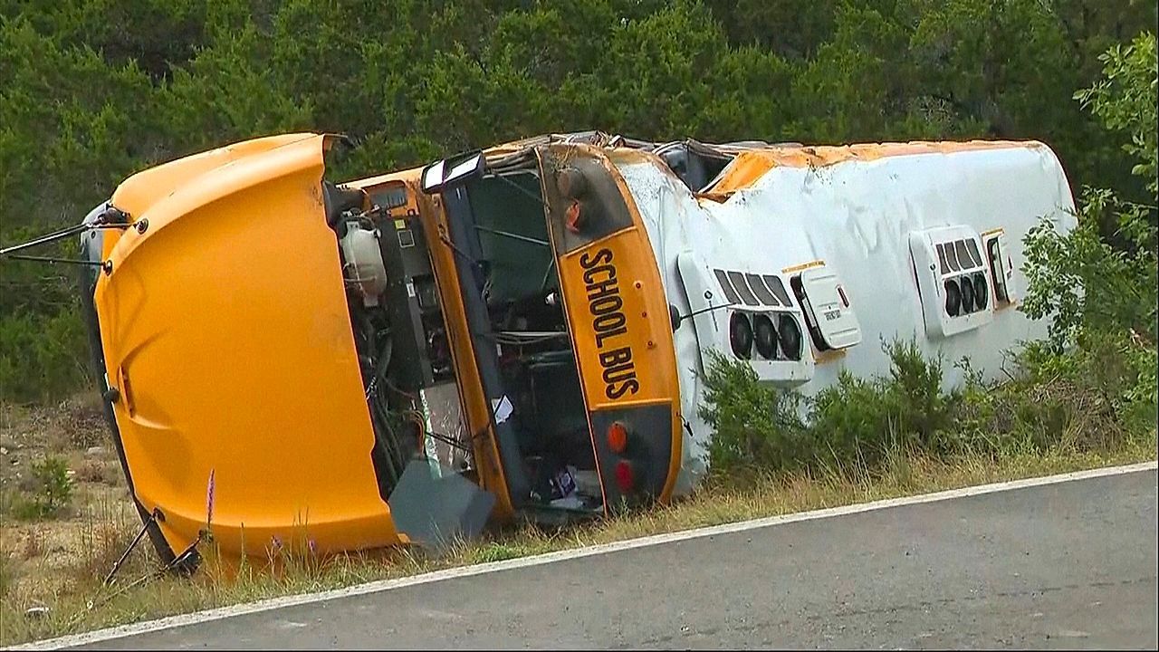 Schulbus kippt an Straßenböschung um: Mindestens zwölf Verletzte in Texas