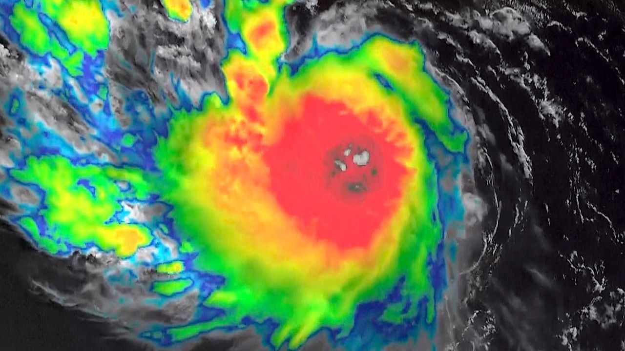 Video: Winde von bis zu 255km/h: Hurrikan Erin erreicht höchste Kategorie