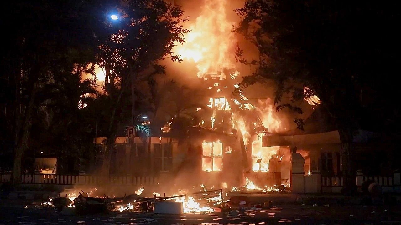 Video: Regionalparlamente in Flammen: Tote bei Massenprotesten in Indonesien