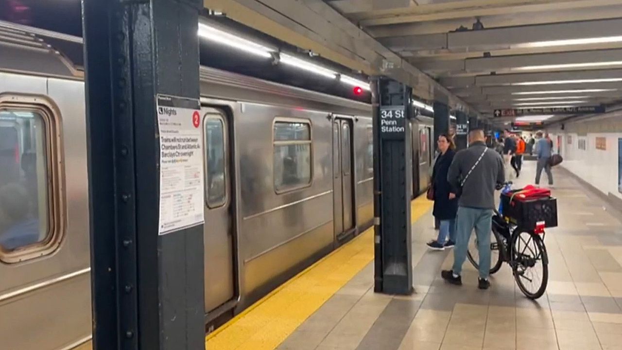 Baby auf U-Bahntreppe: Neugeborenes Mädchen in New York gefunden