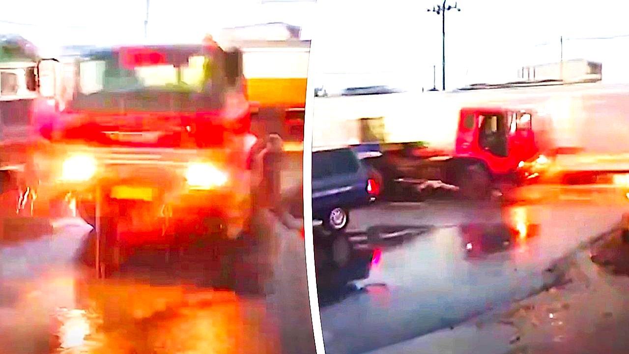 Video: Lastwagen in Indonesien steckt auf Bahnübergang fest – dann knallt es heftig