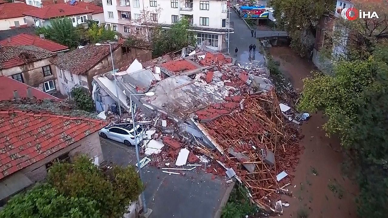Gebäude stürzten ein: Starkes Beben erschüttert Westtürkei