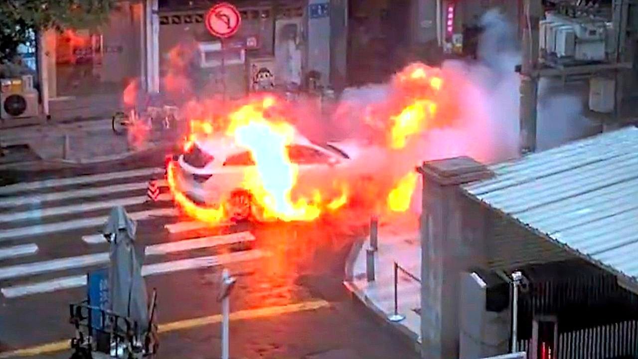 Electric car suddenly bursts into flames in the middle of the road in China