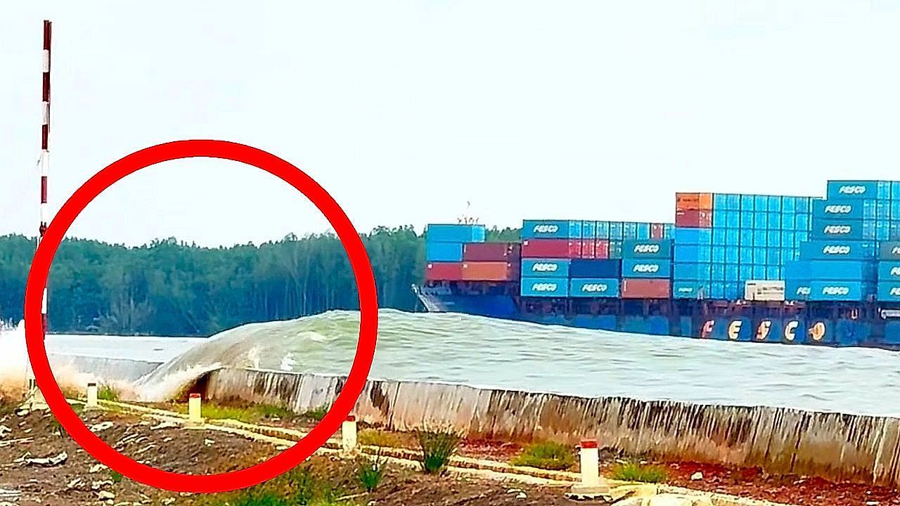 Video: Massive waves floods riverbank as cargo ships passes