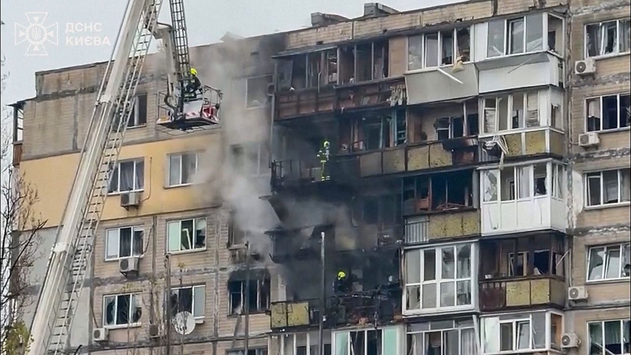 Video: Wohnhäuser in Brand: Russland verübt massiven Angriff auf Kiew