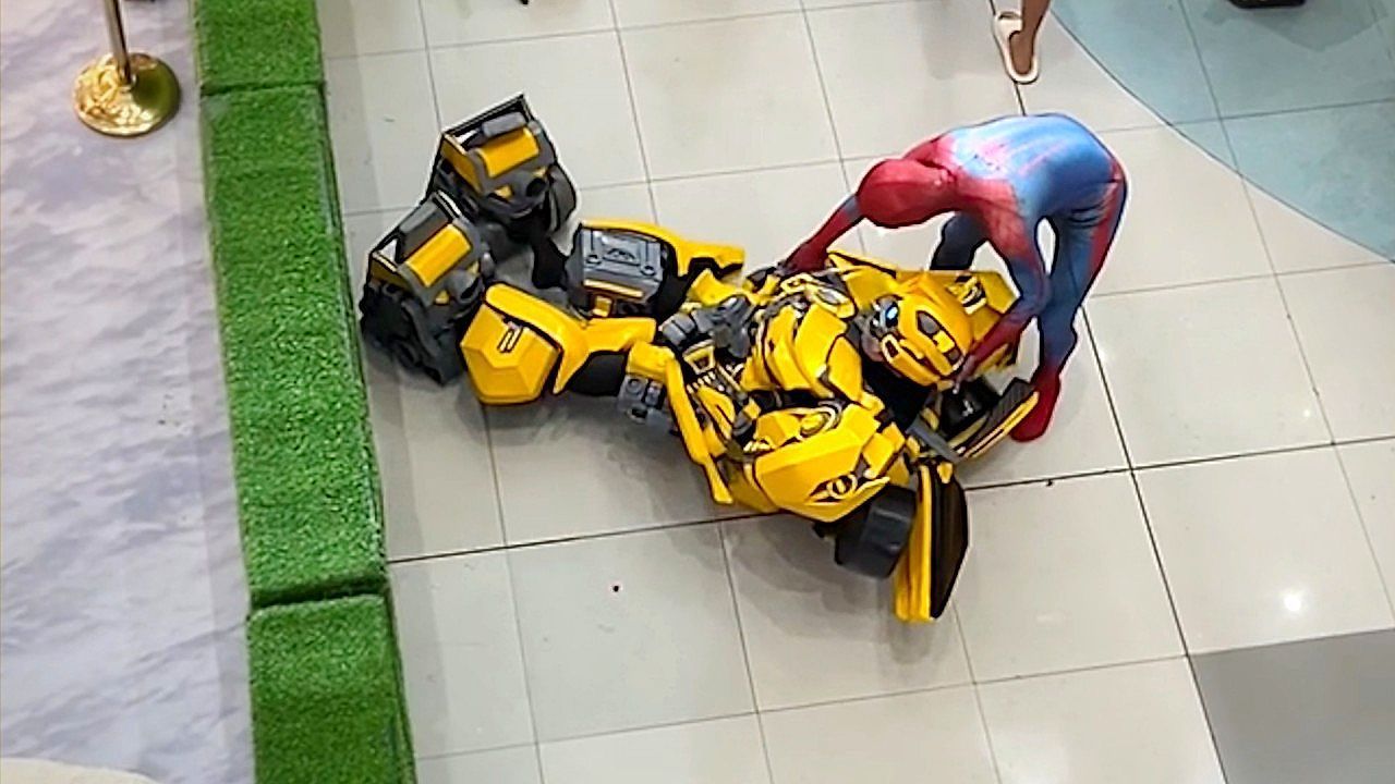 With-great-power-comes-great-responsibility-Spider-Man-steps-in-for-an-unexpected-mall-rescue