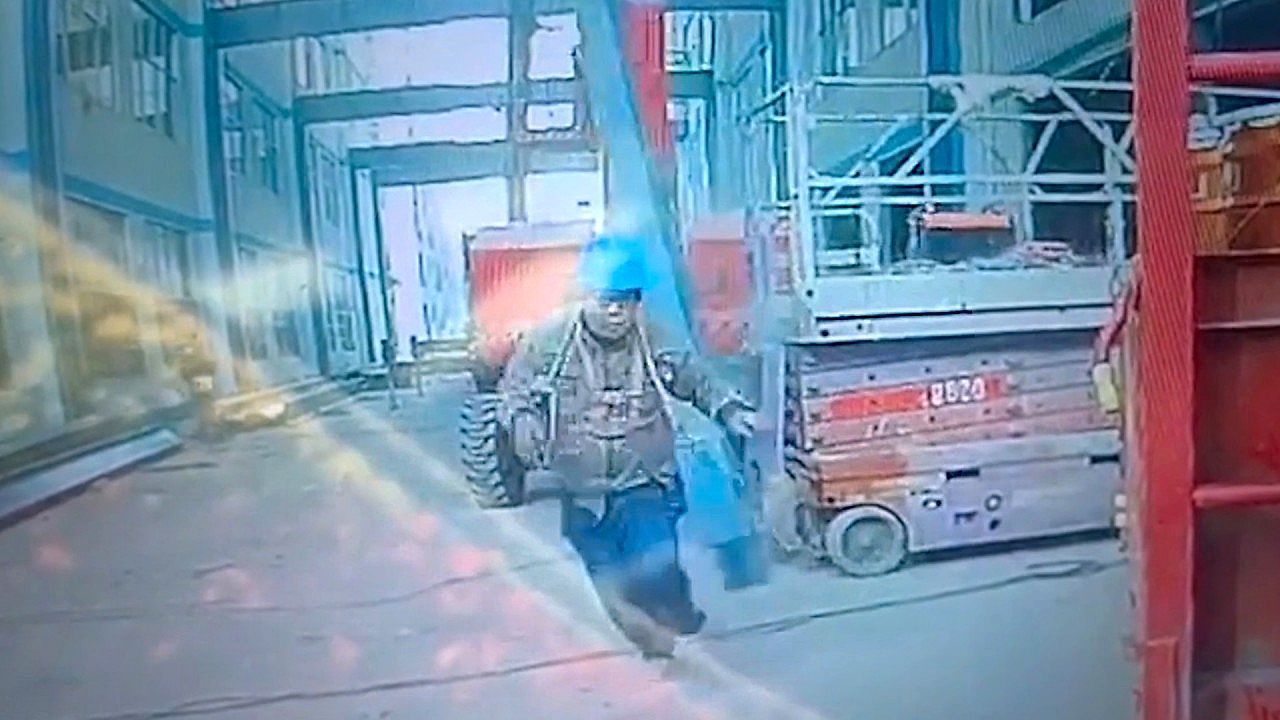 Video: Metal pole plunges from crane in terrifying near-miss