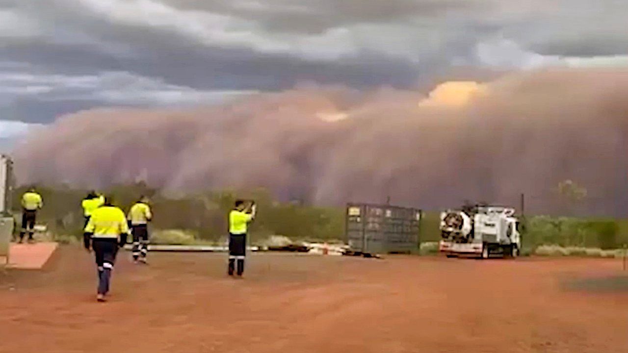 Video: Wand aus Sand: Gewaltiger Staubsturm rollt über Wüste in Australien