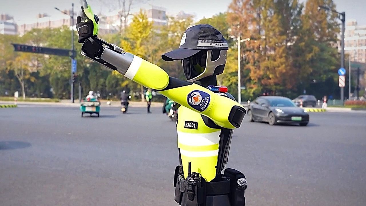 RoboCop: KI-Roboter regelt den Verkehr in China