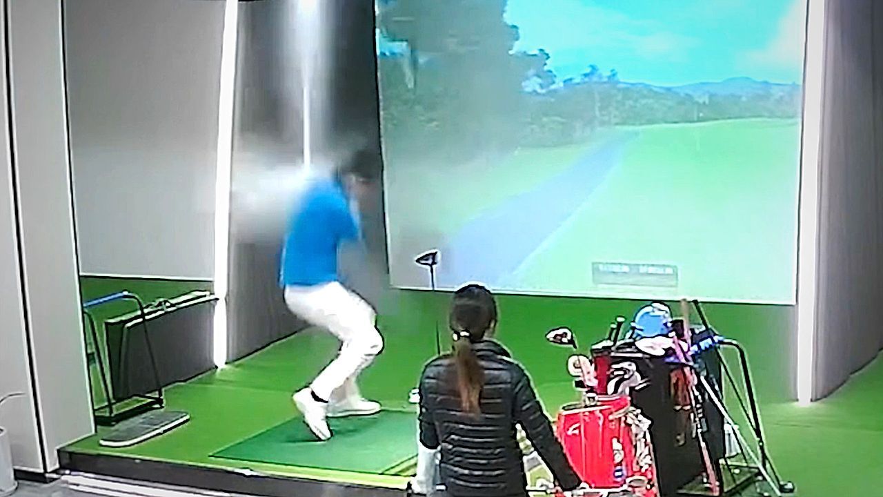 Volltreffer-Golf-Simulator-wird-zur-Dusche