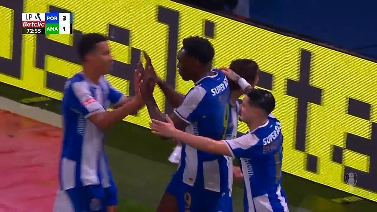 Porto extend perfect league start with win over Estrela Amadora