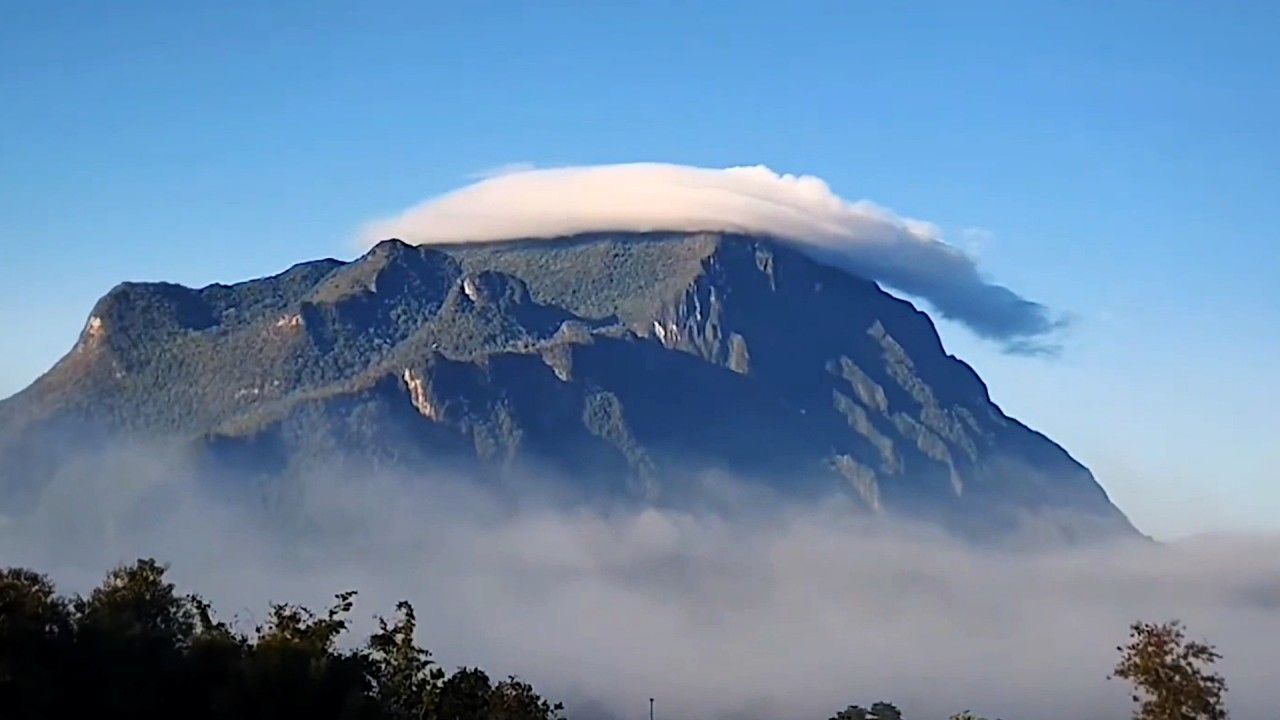 Video: Stunning cap cloud forms over sky in northern Thailand