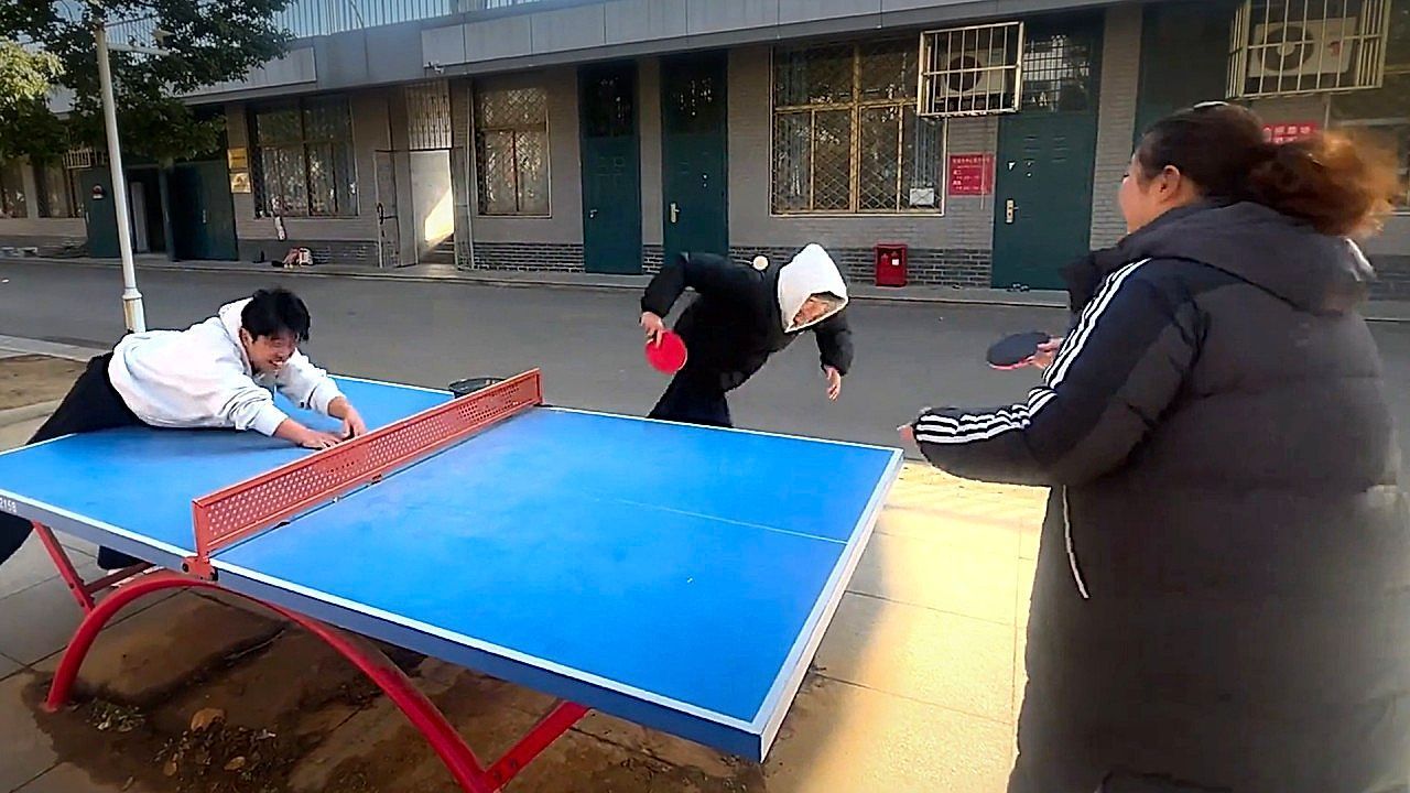 Tischtennis-skurril-Frau-l-sst-zwei-Gegner-mit-Trick-Shot-verzweifeln