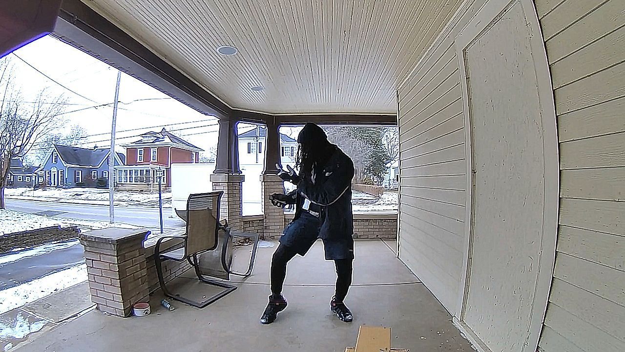 Video: Mehr als nur Pakete: FedEx-Fahrer überrascht mit Tanzeinlage