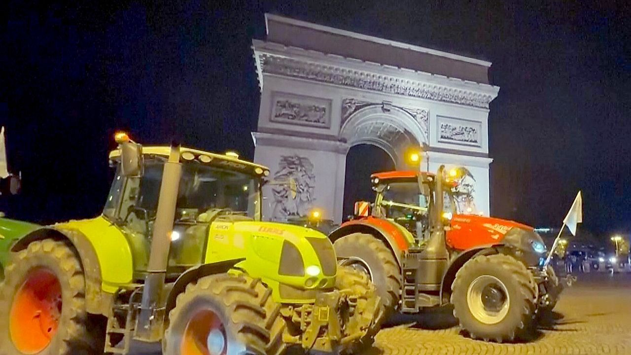 Video: Mitten im Berufsverkehr: Hunderte Traktoren verstopfen Pariser Straßen