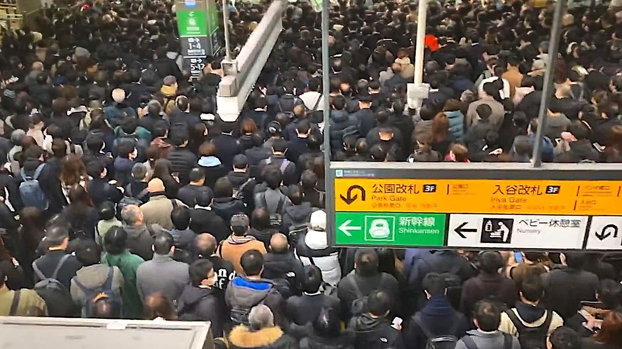 Video: Pendler-Chaos in Tokio: Stromausfall legt Zugnetz lahm