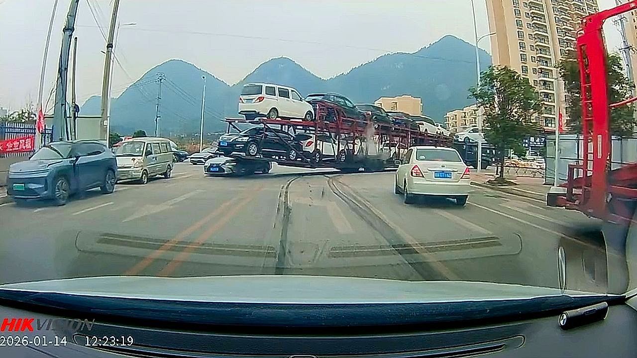 Video: Car transporter drags sedan after hooking it mid-turn