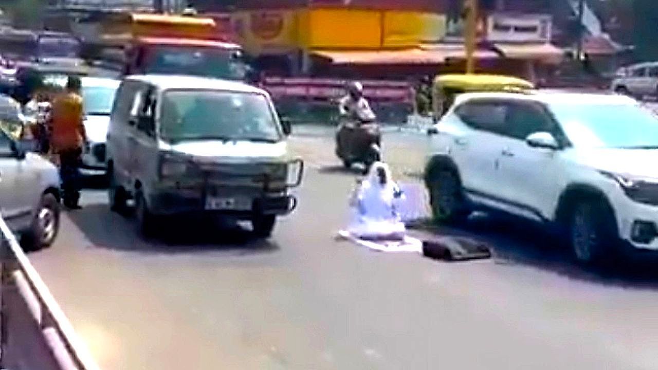 Mitten-im-Verkehr-Frau-betet-auf-der-Stra-e-aus-Protest