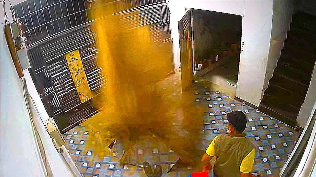 Aus-dem-Nichts-Abwasser-Font-ne-duscht-Hausbesitzer