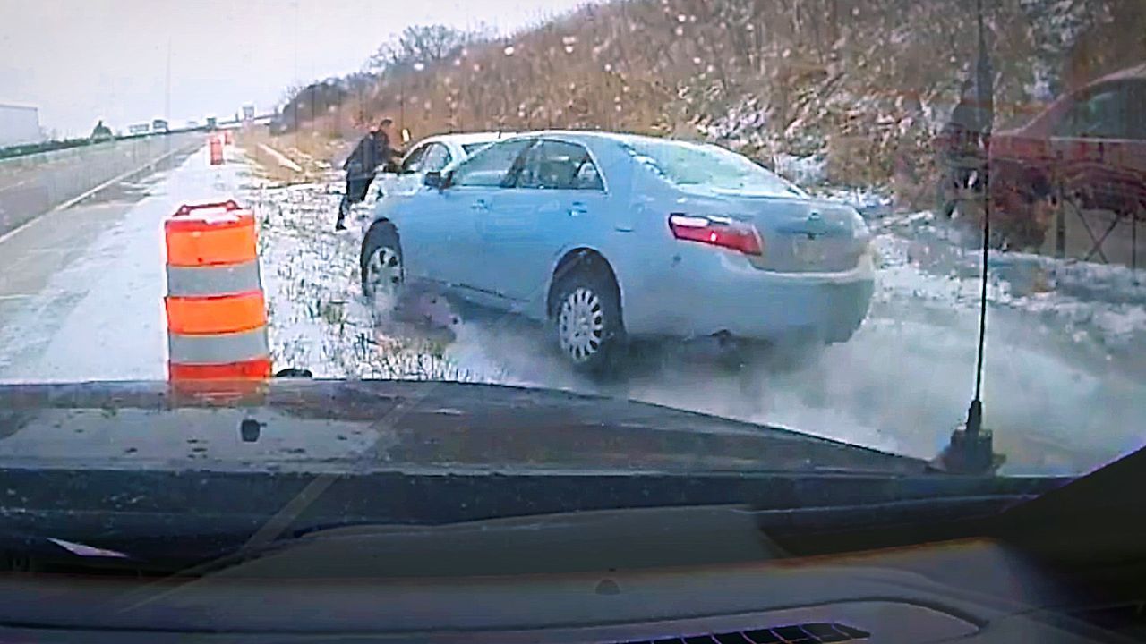 Lebensgef-hrliche-Schlitterpartie-Auto-rutscht-auf-Polizisten-zu