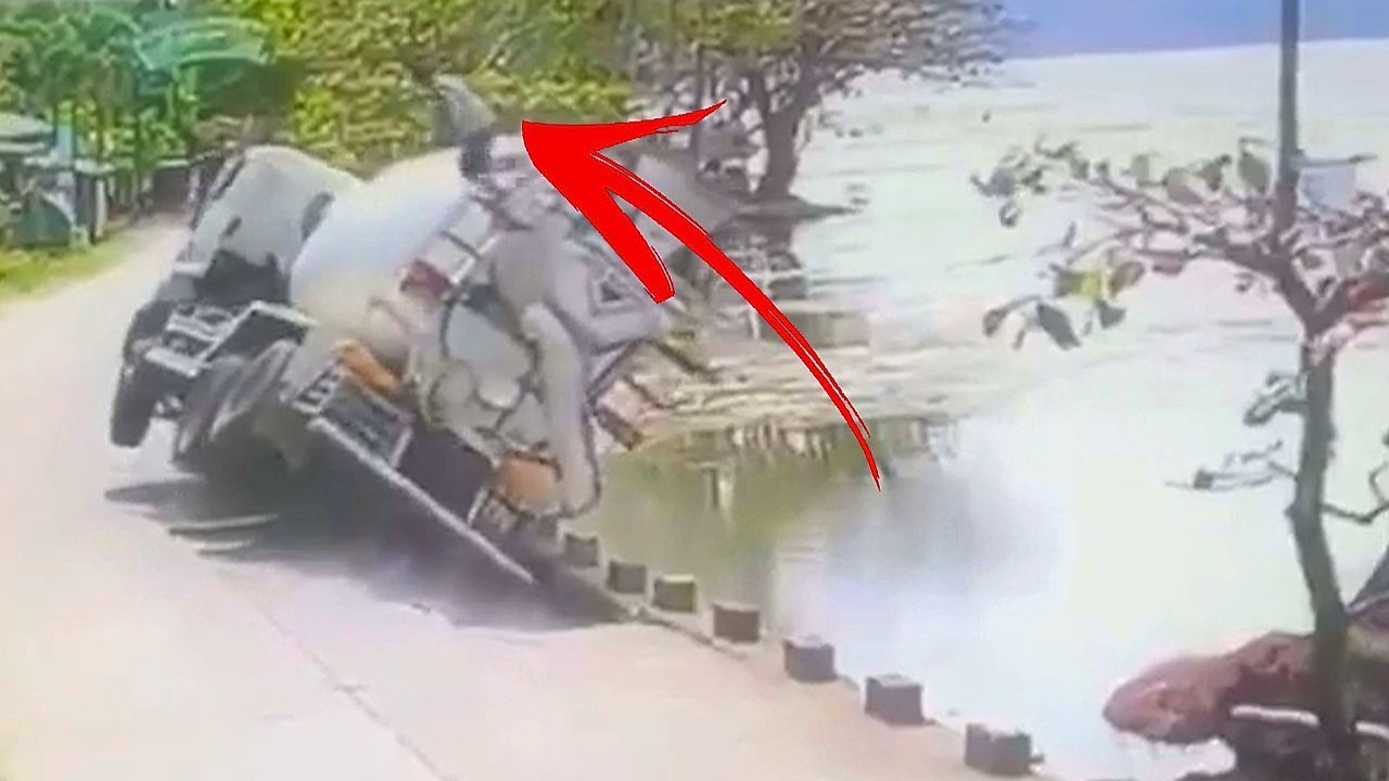 Video: Schrecksekunde am Seeufer: Straße gibt unter Betonmischer nach