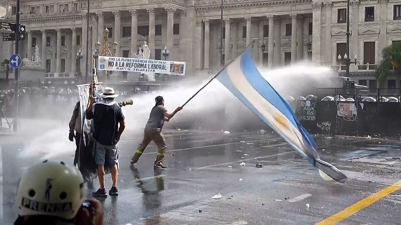 Video: Eskalation in Buenos Aires: Proteste gegen Mileis radikale Reformen